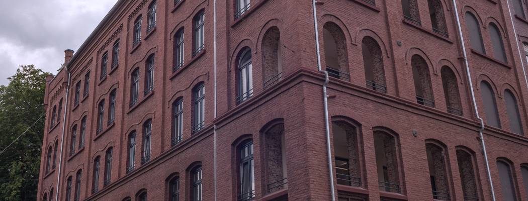 Backsteinfassade der alten Textilfabrik Moll in Wuppertal-Heckinghausen
